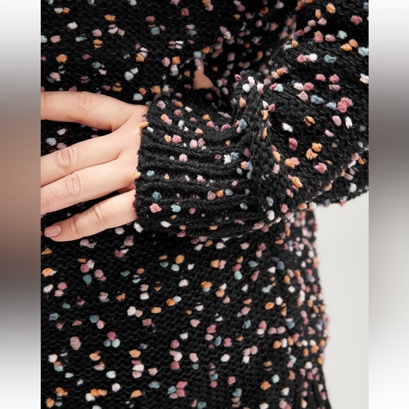 BloomChic Plus Size Color Ping Pong Yarns V Neck Popcorn Knit Top - Picture 6 of 8